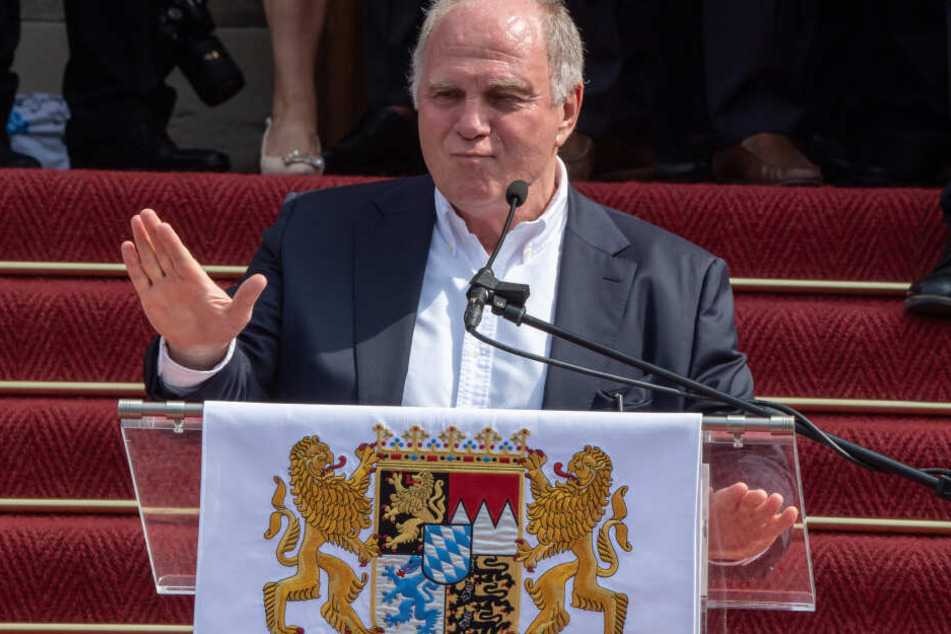 Uli Hoeness (67), Präsident FC Bayern München, steht während des Empfangs durch den bayerischen Ministerpräsidenten im Hofgarten hinter der bayerischen Staatskanzlei an einem Rednerpult.