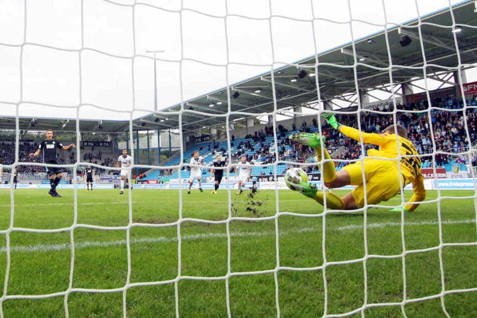 Er hatte es geahnt: KSC-Keeper Benjamin
Uphoff blieb lange stehen und parierte
schließlich den Elferball von Daniel Frahn.