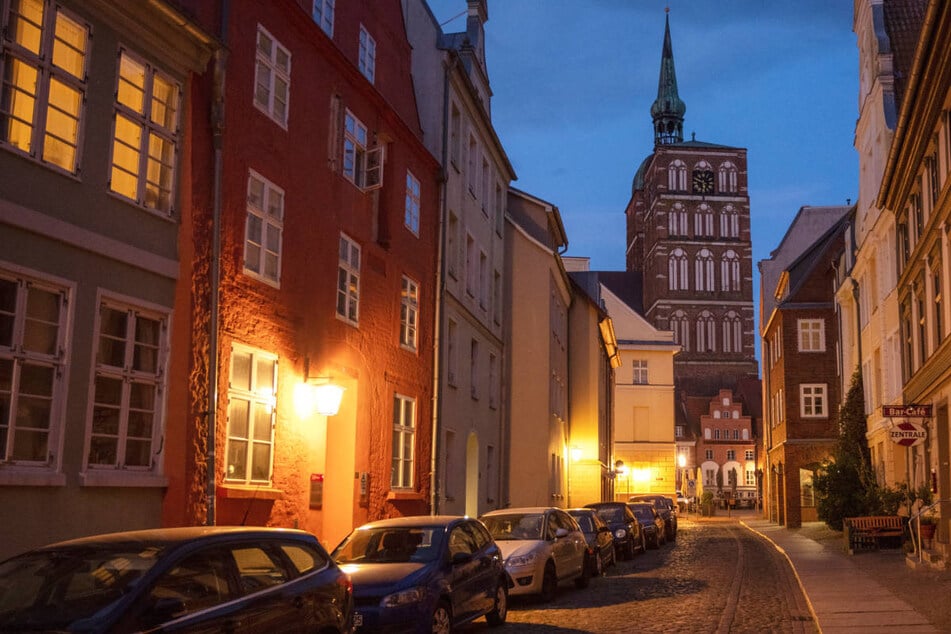 Laster demoliert denkmalgeschützte Altstadt von Stralsund: Navi schuld?