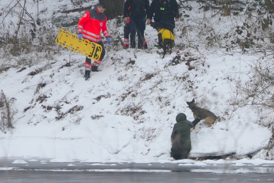 Die Frau konnte sich nicht selbst aus der misslichen Lage befreien, Zeugen setzten einen Notruf ab.
