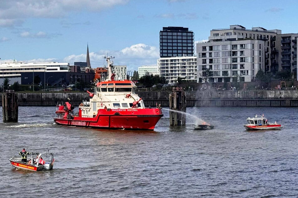 Ein Großaufgebot der Feuerwehr musste ausrücken, um das Boot zu löschen.