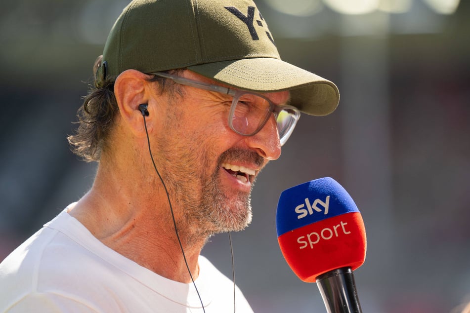 Hat Energie-Trainer Pele Wollitz (61) nach dem Abpfiff am Sky-Mikrofon wieder gut lachen?