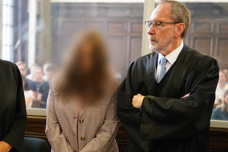 Die Cousine von Christina Block mit ihrem Rechtsanwalt Daum zu Prozessbeginn im Juli 2025.