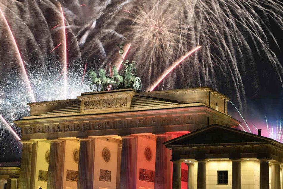 Ein Feuerwerk ist während Deutschlands größter Silvesterparty am Brandenburger Tor zu sehen.