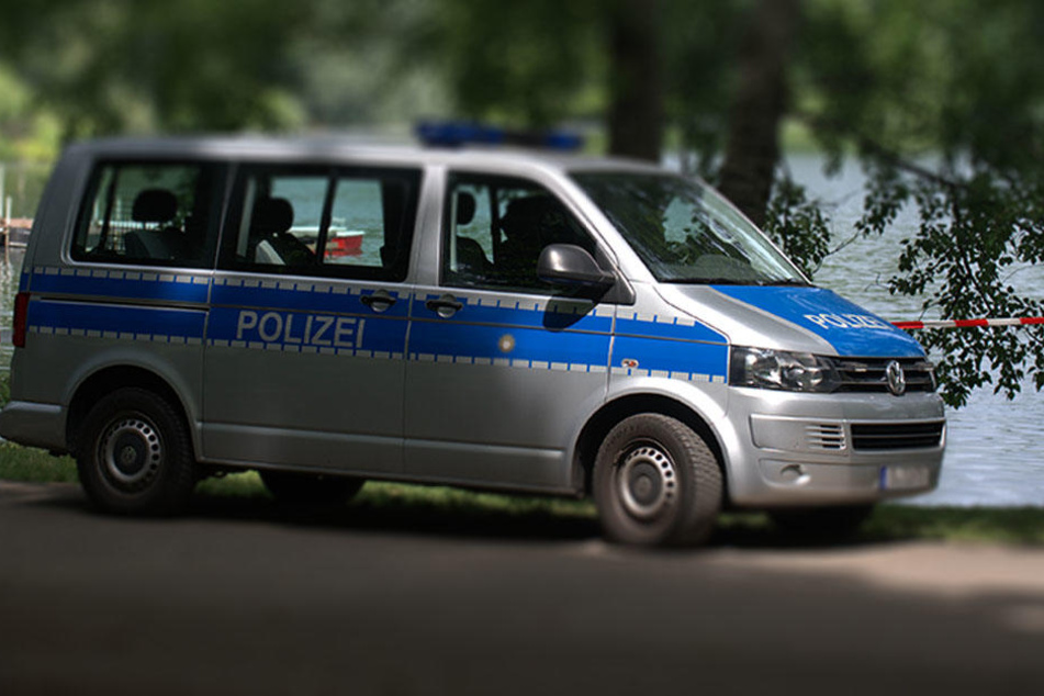 Die alarmierten Rettungskräfte konnten nur noch den Tod der Frau feststellen. (Symbolbild)
