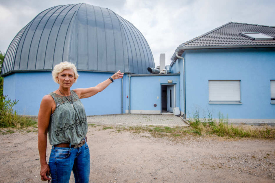 Einbruch: Parkchefin Anke Krasselt (51) vor der Wohnung über dem Planetarium.