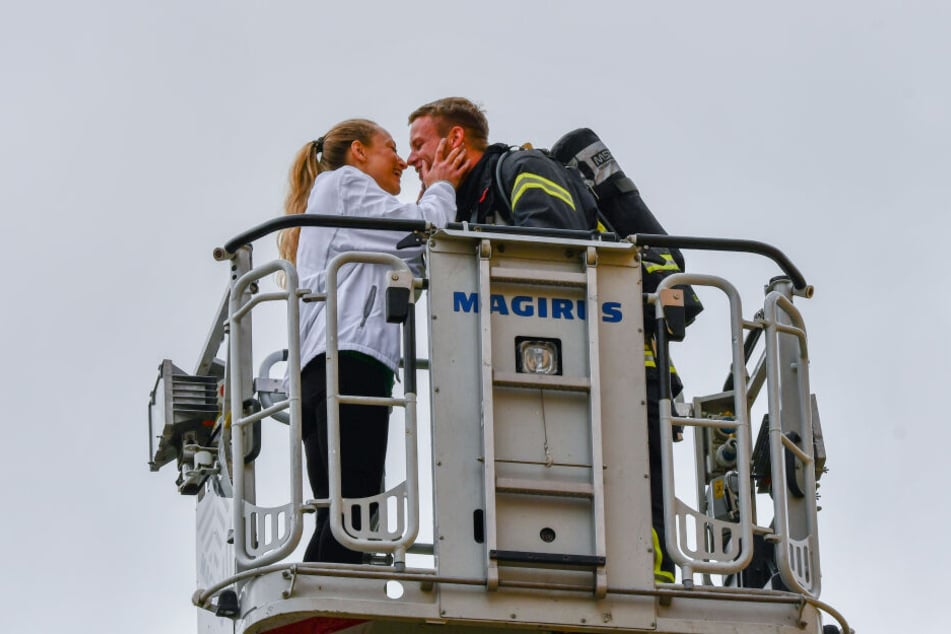 Auf der Drehleiter ging der Feuerwehrmann vor seiner Freundin auf die Knie.