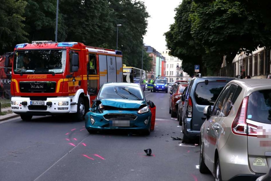 Die Feuerwehr war ebenfalls im Einsatz. Sie richtete den umgekippten Ford wieder auf.