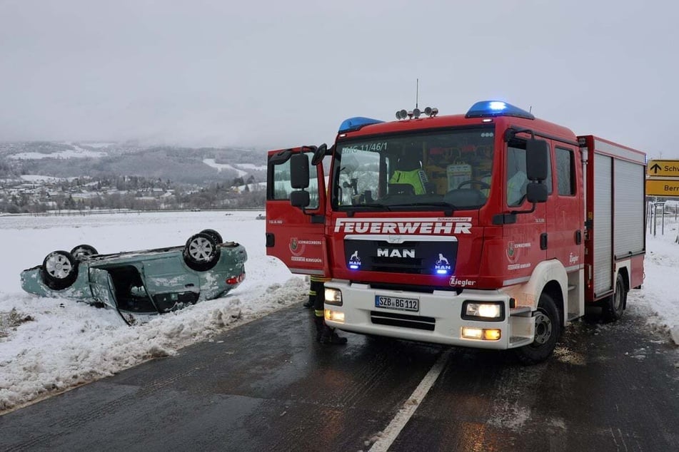 Unfall auf der S274 bei Schwarzenberg: Ein Auto kam von der Straße ab und landete kopfüber neben der Fahrbahn.