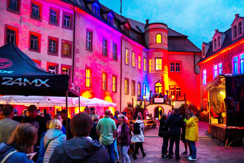 Feiert die Nacht der Schlösser mit buntem Markttreiben auf Schloss Wolkenburg,