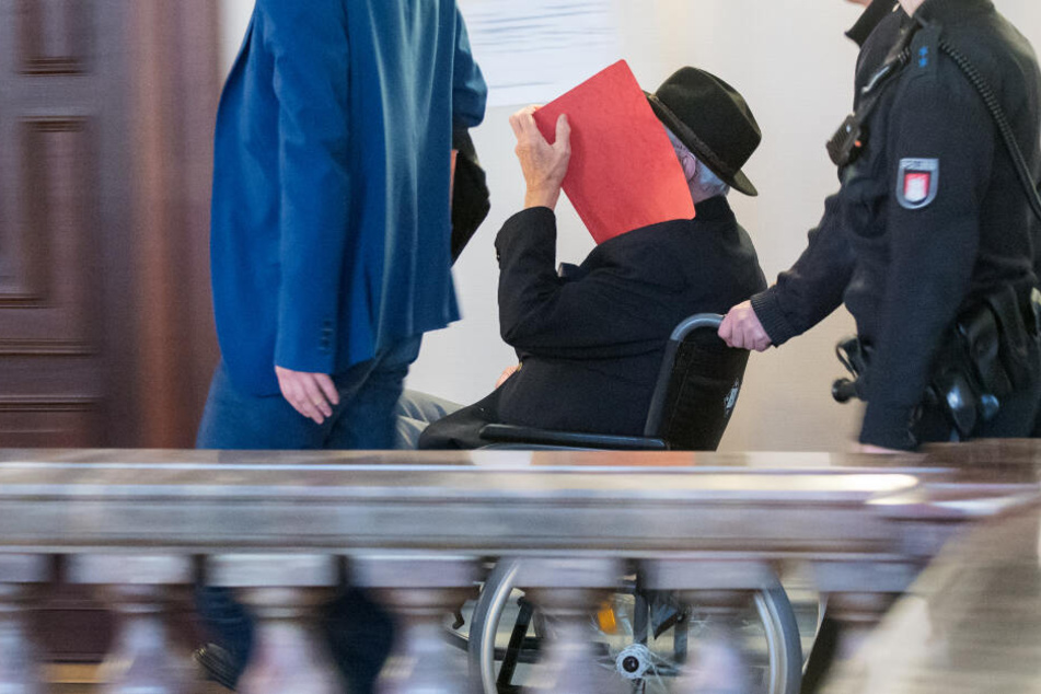 Der 93 Jahre alte ehemalige SS-Wachmann wird im Landgericht in den Saal geschoben.