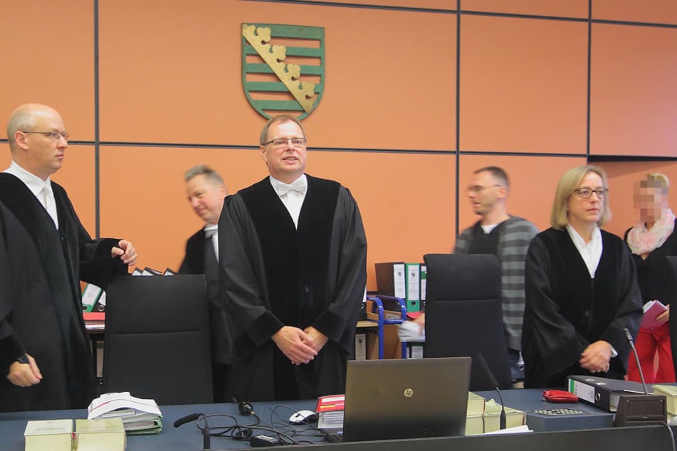 Die Schöffin (ganz rechts, gepixelt) wurde ausgetauscht.