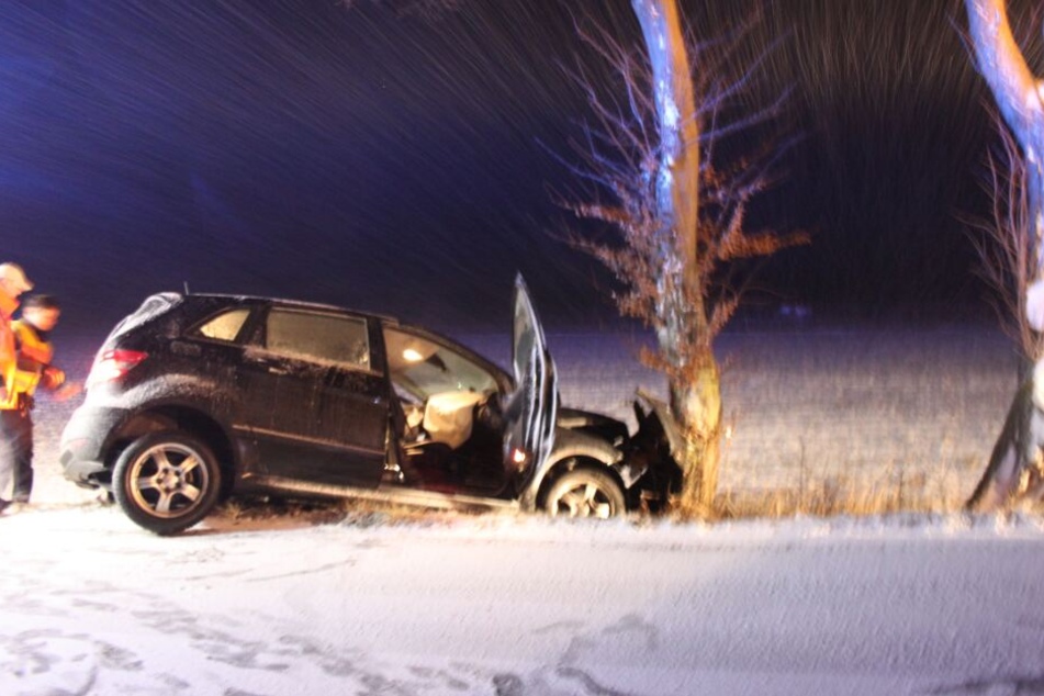 Am Baum kam der Mercedes zum Stehen.