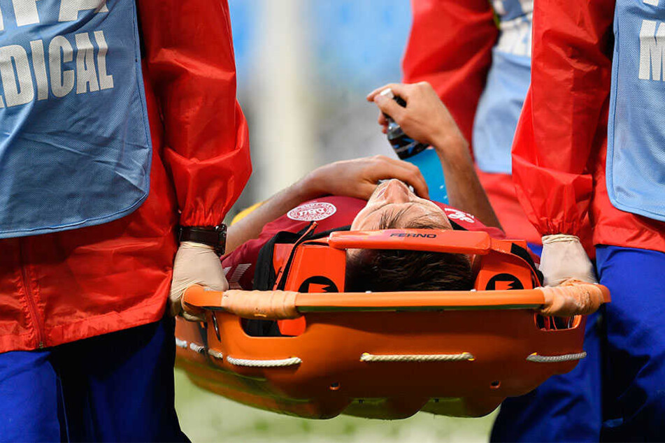 Dänemarks William Kvist (33) wird verletzt vom Spielfeld getragen.