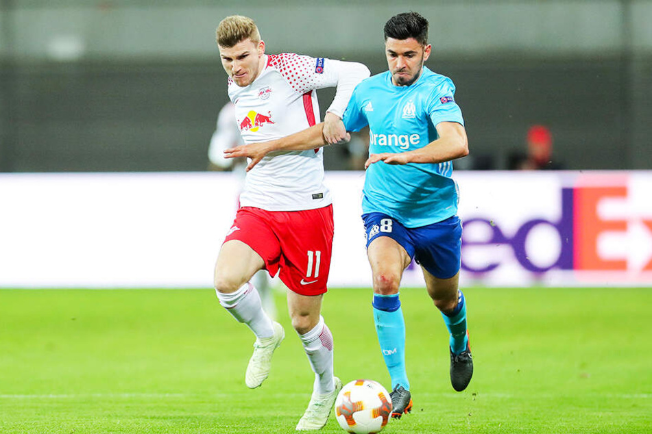 Verstärkung fürs zentrale Mittelfeld? Morgan Sanson (r.) von Olympique Marseille soll im Fokus des BVB stehen. Hier duelliert er sich im Europa-League-Viertelfinale 2018 mit Leipzigs Timo Werner.