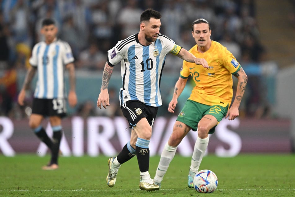 Der 32-Jährige spielte bei der WM 2022 im Achtelfinale mit Australien gegen Argentinien um Superstar Lionel Messi (37, l).