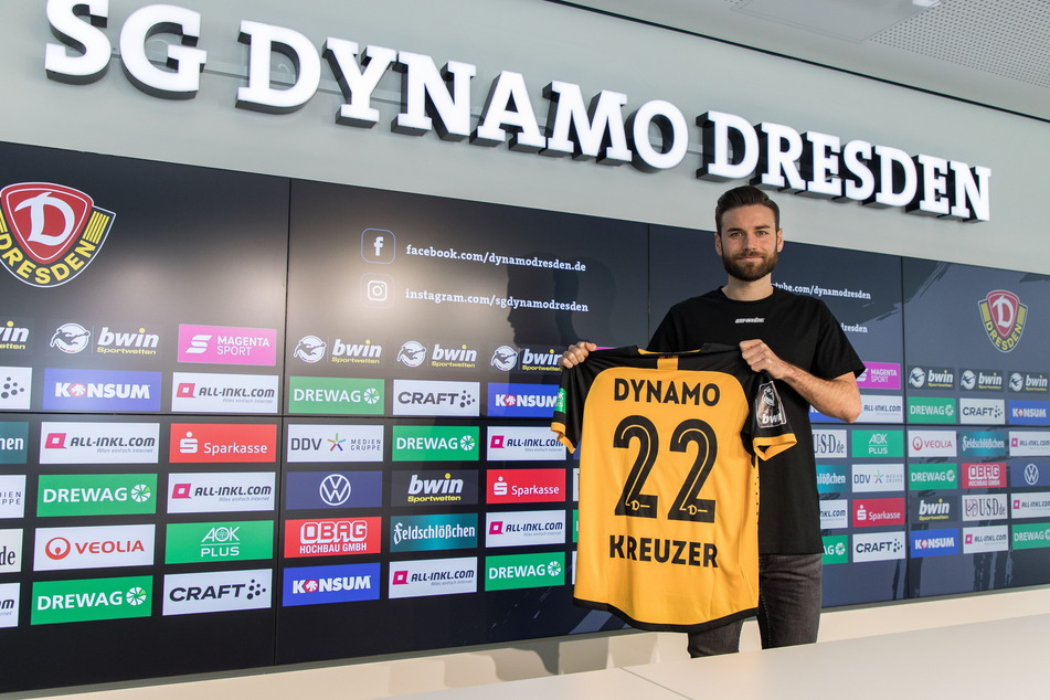 Niklas Kreuzer nach seiner Vertragsunterschrift. Er wird künftig mit der Rückennummer 22 auflaufen.