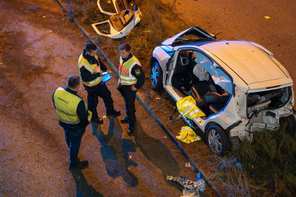 Mit schwerem Gerät wurde die Frau aus ihrem weißen Kleinwagen geborgen und in eine Klinik gebracht.