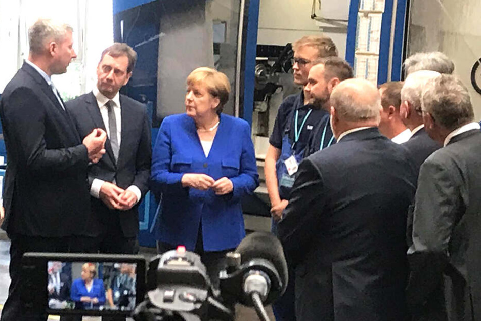 Beim Werksrundgang ist schließlich neben Michael Kretschmer (44, CDU) auch die Bundeskanzlerin Angela Merkel (64, CDU) dabei.