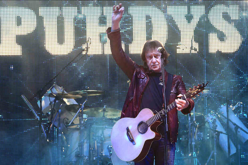 Dieter "Maschine" Birr, damals noch Frontmann der Rockband Puhdys, während eines Konzertes der Wintertour "Heilige Nächte" in der Getec-Arena in Magdeburg.