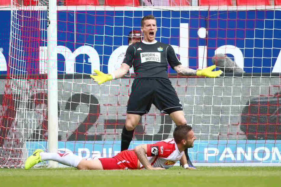 Torhüter Kevin Kunz (Chemnitz) hinter Marco Grüttner (Regensburg).
