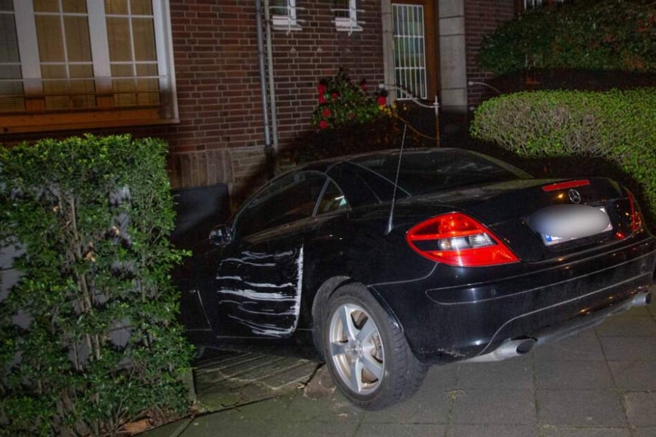 Die 76-Jährige wurde zwischen ihrem Auto und einer Seitenmauer eingeklemmt.