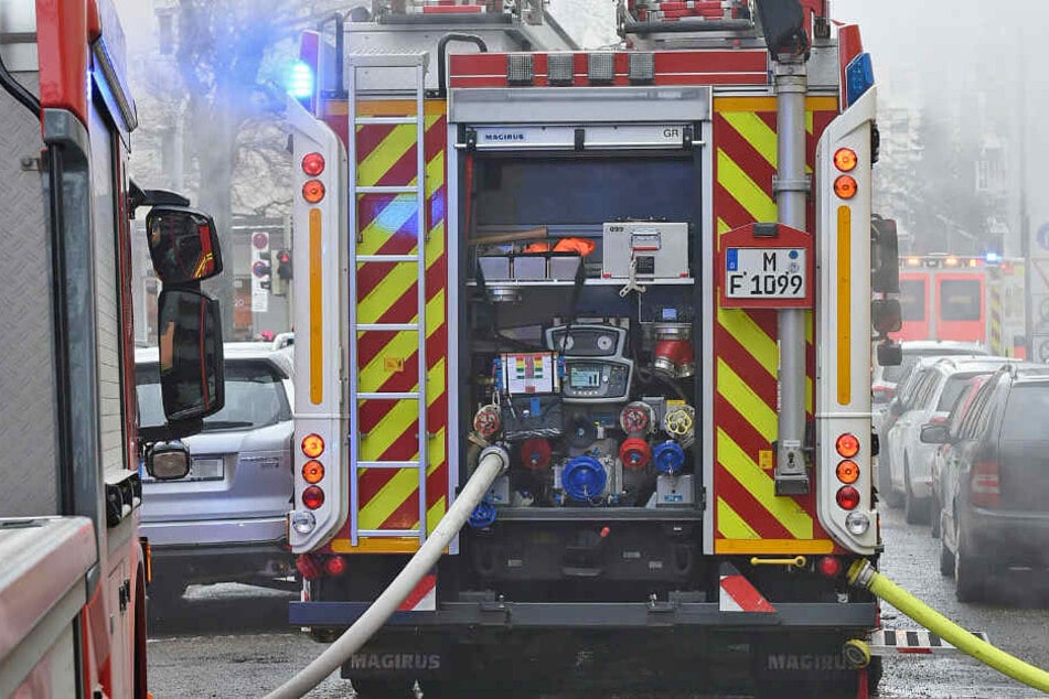 Die Feuerwehr konnte den Brand im Keller löschen und das Haus entlüften, danach könnten die Bewohner zurück in die Unterkunft. (Symbolbild)
