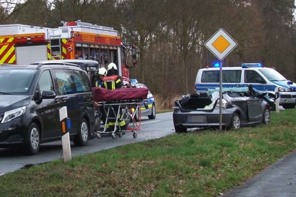 Die Polizei sperrte die Landstraße für Rettungsarbeiten.