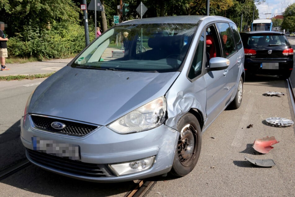 VW und Ford krachen in Chemnitz zusammen: Tramverkehr kommt kurzzeitig zum Erliegen