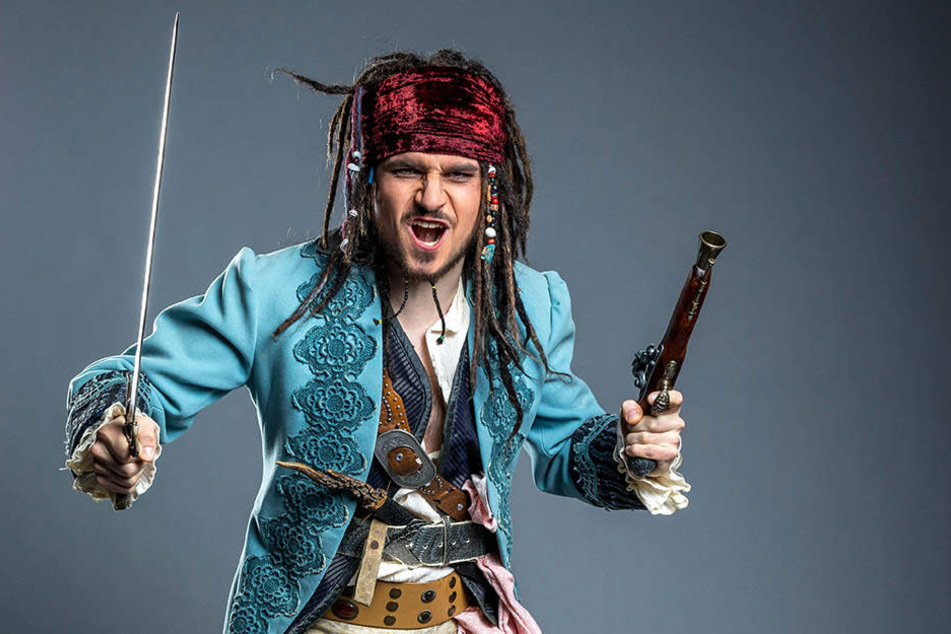 Nachher: Jetzt fehlt nur noch die Pulle voll Rum. Jack Sparrow zückt die
Knarre und schwingt den Säbel zur Attacke.
