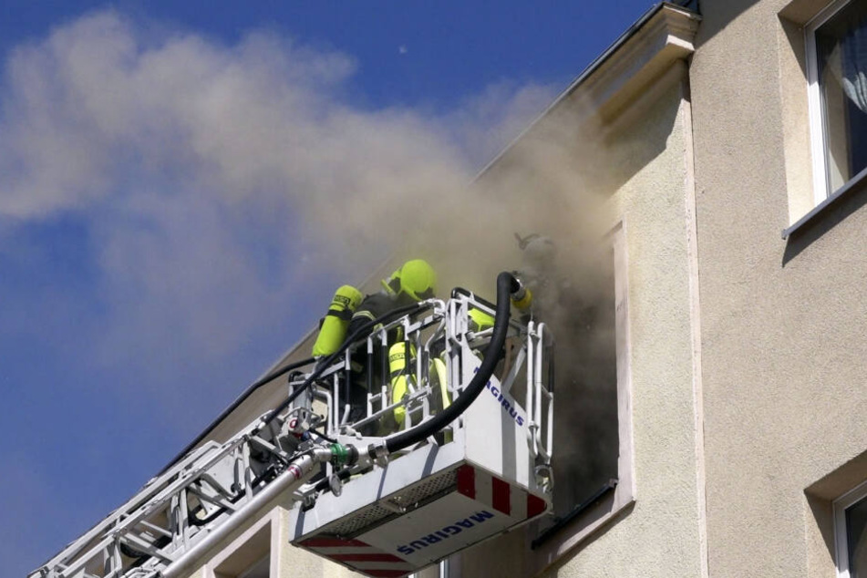 Dicke Rauchwolken kommen aus der Brandwohnung. Sie ist nun erst einmal nicht mehr bewohnbar.