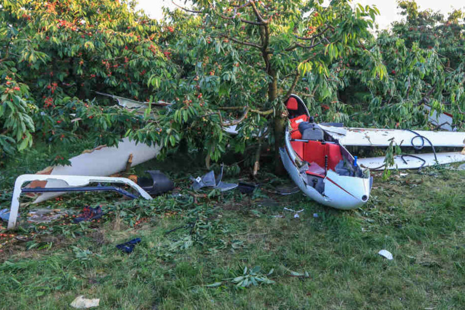 Die Feuerwehr musste die eingeklemmten Insassen aus dem Segelflugzeug befreien.