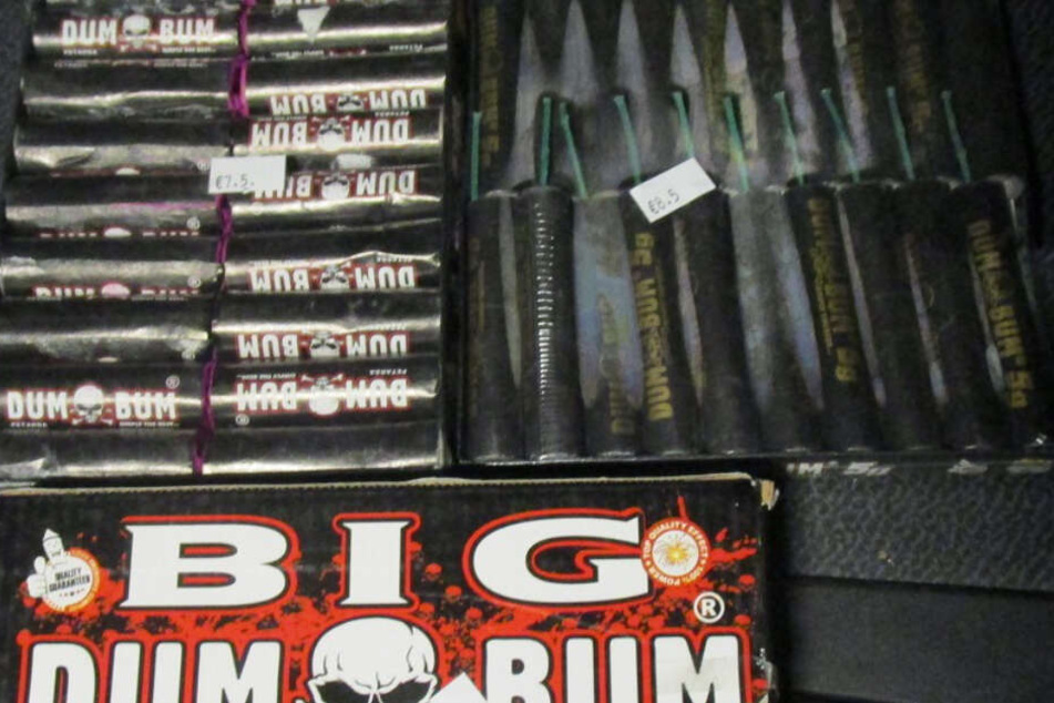 Die Bundespolizei stellte bei den Jugendlichen unter anderem diese Böller sicher.