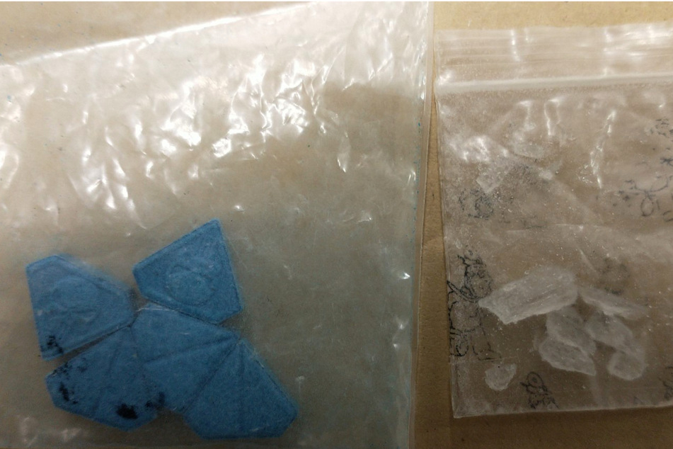 Zwei Tüten mit Drogen fanden die Polizisten bei der 39-Jährigen. Rechts etwas Crystal Meth und links fünf blaue Pillen mit Totenkopf.