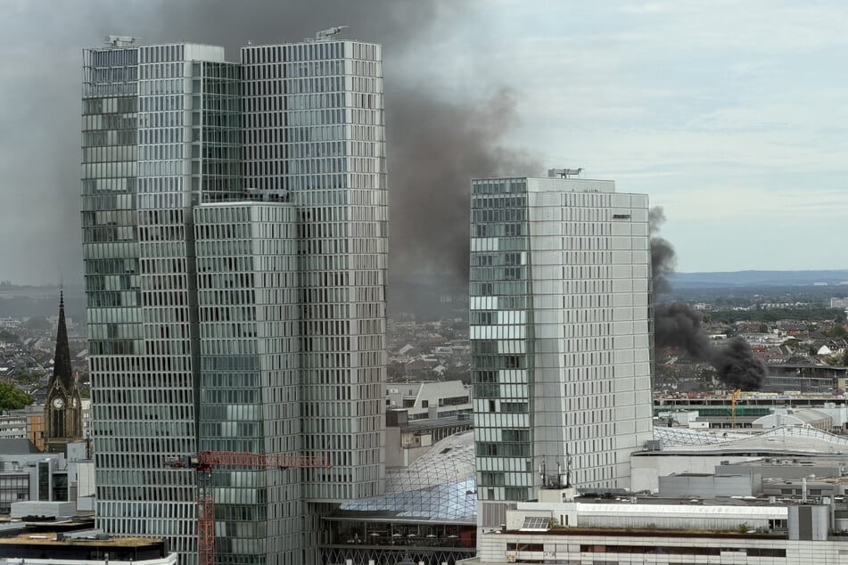 Die Rauchwolke, die durch das Feuer entstanden ist, war kilometerweit zu sehen.