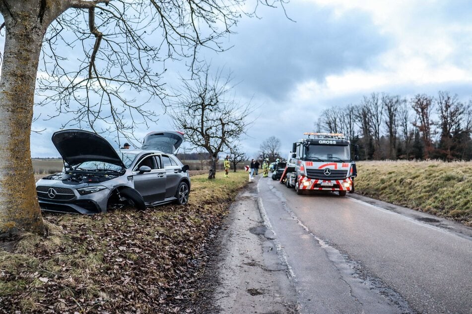 Die Mercedes A-Klasse kam nach dem Zusammenstoß kurz vor einem Baum zum Stehen.