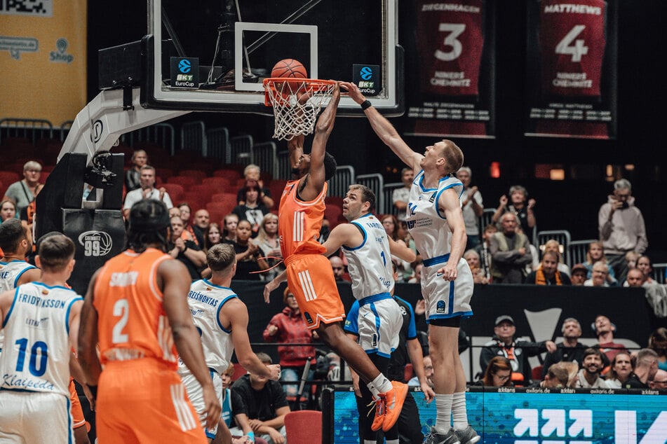 Niners-Oldie Urald King ließ es gegen Klaipeda mit diesem Dunk krachen. Der US-Amerikaner stand am Ende bei sieben Punkten.