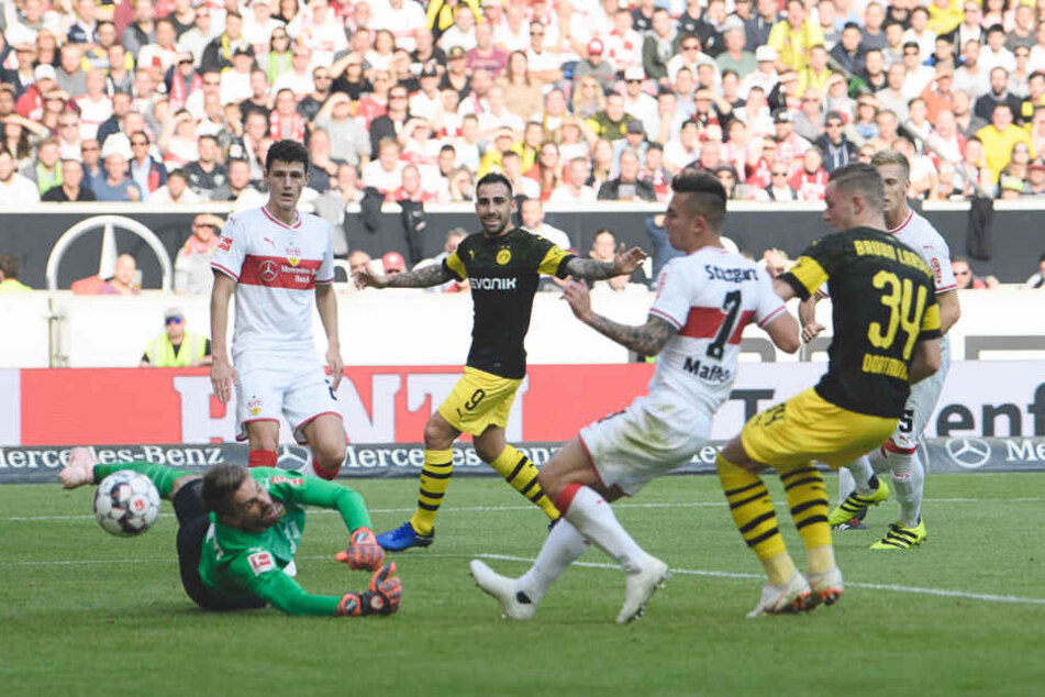 VfB-Keeper Ron-Robert Zieler musste vier Mal hinter sich greifen gegen die Borussia aus Dortmund.