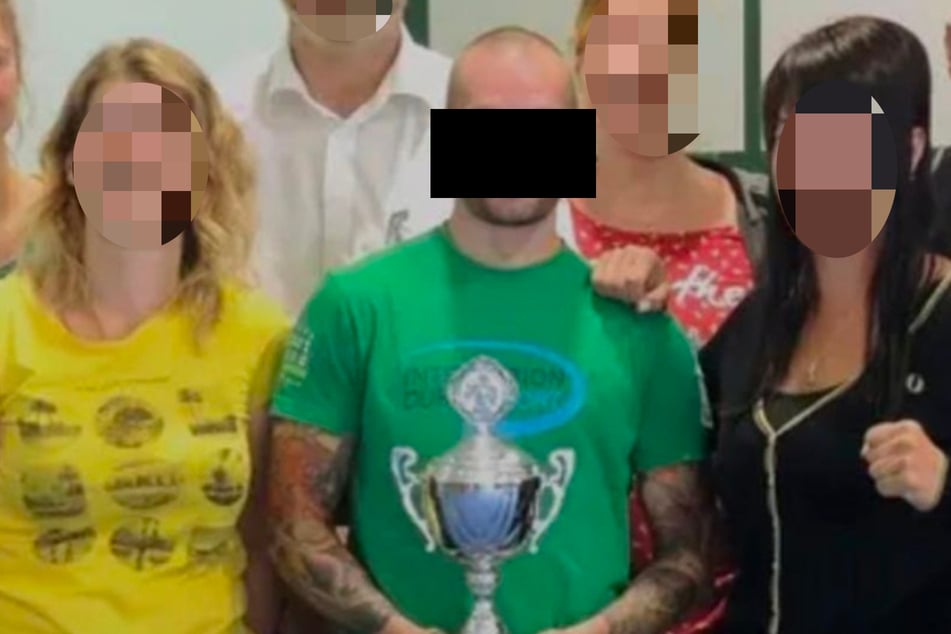 Ein Bild aus besseren Tagen: Amateurboxer Jeffrey K. (M.) freut sich mit Sportkameraden über einen gewonnenen Pokal.