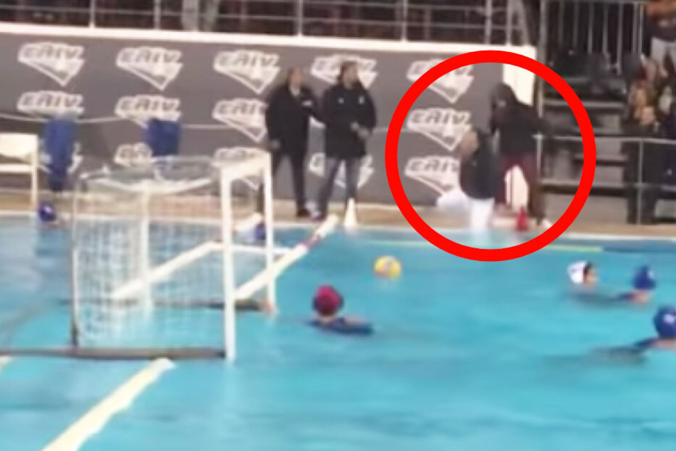Der Fan rammt den Schiedsrichter ins Wasser.