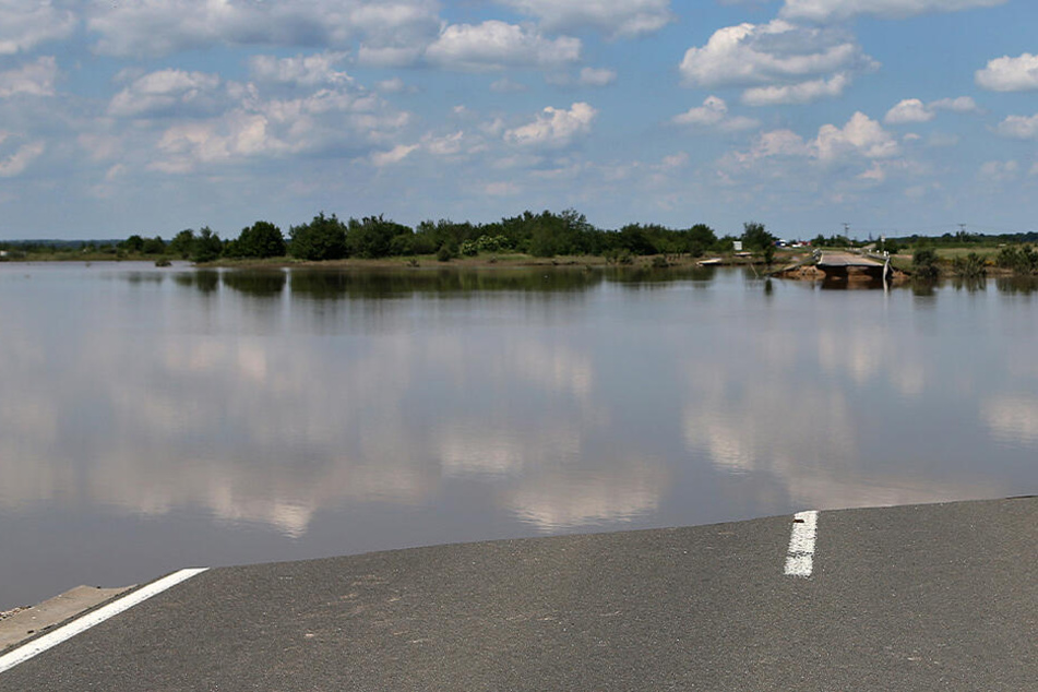 Eine überspülte Straße beim Mulde-Hochwasser 2013.