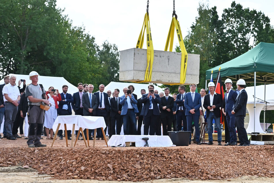Für den Neubau des neuen Zentrums wurde am Montag der Grundstein gelegt.