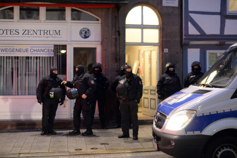 Polizisten vor dem "Roten Zentrum" in Göttingen.