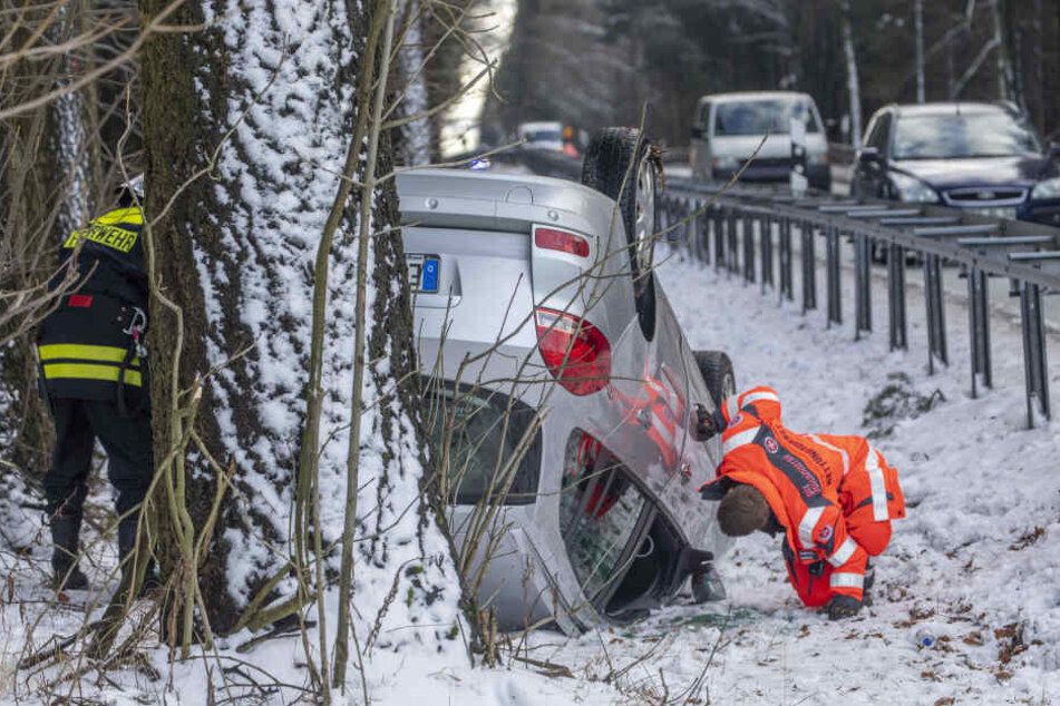 Die beiden Insassen des Autos wurden verletzt in ein Krankenhaus gebracht.