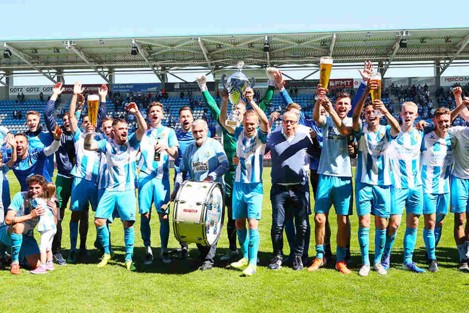 Am Sonnabend wurden beim CFC die Meisterschaft und der Aufstieg gefeiert. Doch noch ist die Lizenz für die 3. Liga nicht sicher.
