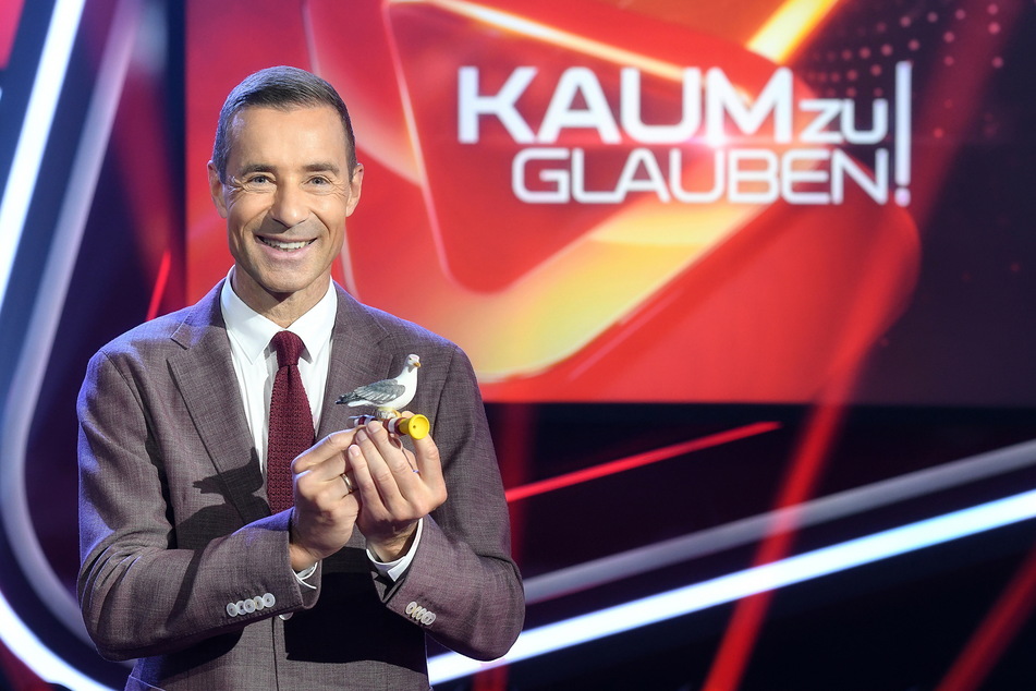 Moderator Kai Pflaume (57) verblüfft in der Rate-Show "Kaum zu glauben!" mit außergewöhnlichen Talenten und Berufen.