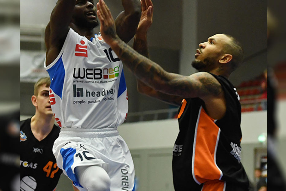 Sergio Kerusch (28, re.) wurde am Dienstag operiert. Müssen Familie und Fans des Basketballers um sein Leben bangen?