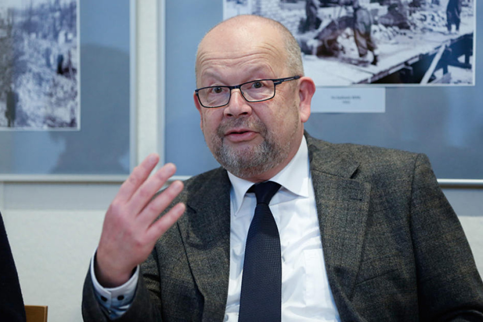 Frank Neubert (63) ist der Chef des Dresdner Standesamtes - und traut immer
noch selber.