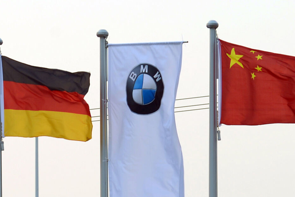 Verschiedene Flaggen wehen auf dem Gelände des Fertigungswerkes der BMW-Brilliance Automotive in Shenyang-Tiexi in China.