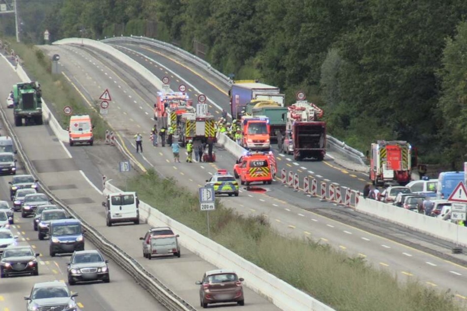 Die Unfallstelle auf der A3. Ein Fahrer musste aus seinem Führerhaus befreit werden.